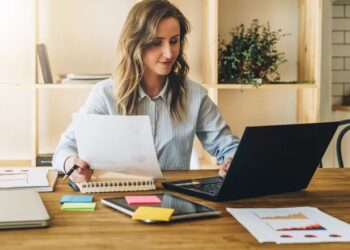 Mulher trabalhando em seu escritório (Fonte: Reprodução/Flickr)
