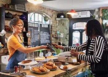 Venda de café em uma cafeteria (Fonte: Reprodução/Getty Images)