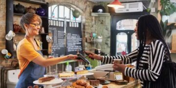 Venda de café em uma cafeteria (Fonte: Reprodução/Getty Images)