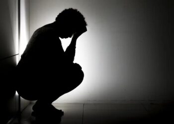 Imagem de uma pessoa agachada (Fonte: Reprodução/Agência Brasil)