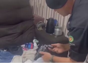 Arma encontrada por policial na casa de homem suspeito de manter crianças em cárcere, em Goiânia (Fonte: Reprodução/Redes Sociais)