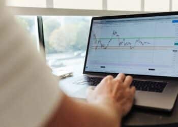 Computador com movimentação de apostas (Fonte: Reprodução/Unplash)