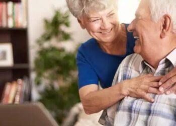 Dois idosos se abraçando (Fonte: Reprodução/Freepik)