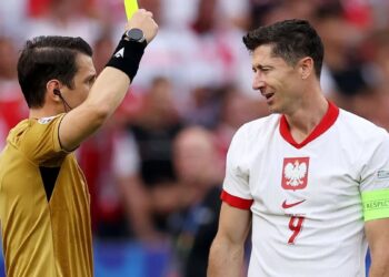 Lewandowski levando cartão amarelo no jogo (Fonte: Reprodução/Getty Images)