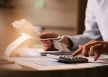 Imagem de uma pessoa fazendo contas (Fonte: Reprodução/Flickr)