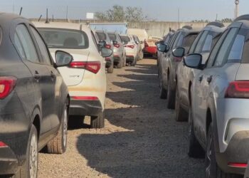 Carros em depósito em Nova Santa Rita (Fonte: Reprodução/RBS TV)