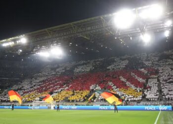 Torcida da Alemanha no Borussia Dortmund em amistoso contra a França (Fonte: Reprodução/Getty Images)