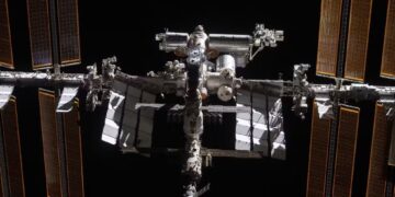 A estação espacial é retratada pelo SpaceX Crew Dragon (Fonte: Reprodução/Nasa)