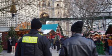 Presença policial na marcha de Natal na Igreja Memorial em Berlim, Alemanha, no dia 1º de dezembro. (Fonte: Reprodução/Google)