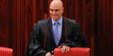 Ministro Alexandre de Moraes, em sessão no TSE, quando ainda presidia a Corte Eleitoral, em abril de 2024. (Fonte: Reprodução/Poder 360)