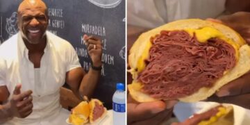 Terry Crews comendo o sanduíche de mortadela. (Fonte: Reprodução/Instagram)