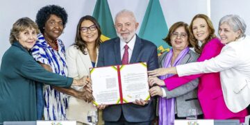 Lula ao lado de mulheres do governo. (Fonte: Reprodução/Ricardo Stuckert)