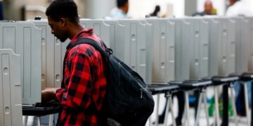 Eleitor vota em Denver, EUA, em 5 de março de 2024 (Fonte: Reprodução/Bloomberg)
