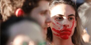 Manifestante em ato contra o PL 1.904/24, em São Paulo (Fonte: Reprodução/Agência Brasil)