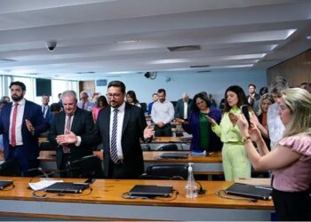 Frente Parlamentar Evangélica em oração no Senado em 2023 (Fonte: Reprodução/Agência Senado)