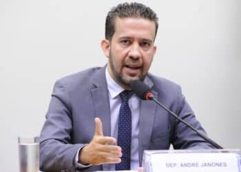 Arquivamento do processo contra deputado André Janones