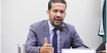 Arquivamento do processo contra deputado André Janones