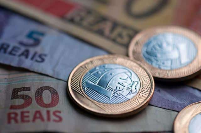 imagem de dinheiro para falar dos auxílios para as famílias gaúchas