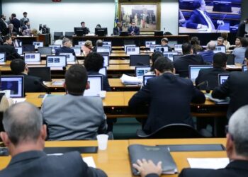 Deputados reunidos no plenário da CCJ da Câmara durante sessão (Fonte: Reprodução/Câmara dos Deputados)