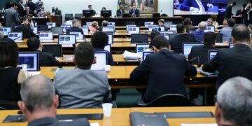 Deputados reunidos no plenário da CCJ da Câmara durante sessão (Fonte: Reprodução/Câmara dos Deputados)