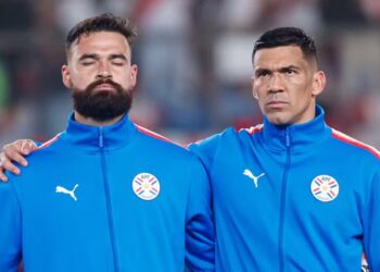 Carlos Coronel ao lado do zagueiro Balbuena, que tem passagens pelo Brasil (Fonte: Reprodução/Getty Images)