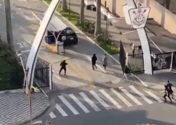 Torcedores do Corinthians invadem a sede do clube (Fonte: Reprodução/GE)