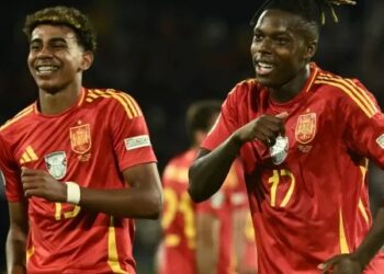 Lamine Yamal e Nico Williams celebram goleada da Espanha (Fonte: Reprodução/AFP)