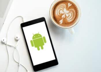 Imagem de um celular com um símbolo do Android (Fonte: Reprodução/Flickr)