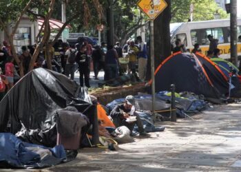 Moradores de rua formam fila para receber doação de alimentos nos arredores do Pateo do Collegio, no Centro da cidade São Paulo (Fonte: Reprodução/Estadão Conteúdo)