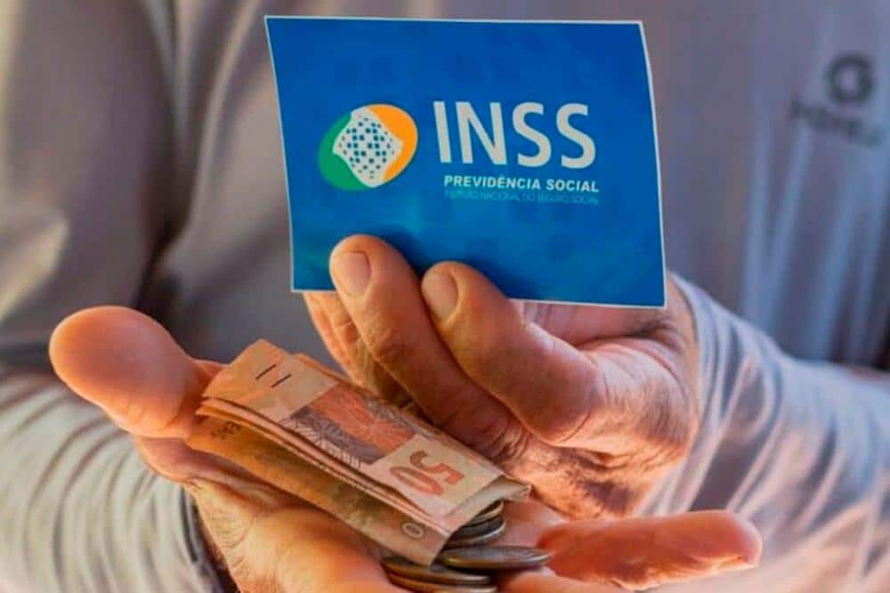 imagem de uma pessoa segurando dinheiro e o cartão do INSS para falar do futuro dos benefícios sociais