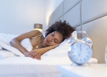 Mulher dormindo de lado (Fonte: Reprodução/Freepik)