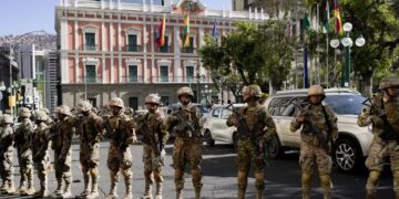 Soldados bolivianos protegem palácio presidencial na Praça Murillo em La Paz, na Bolívia (Fonte: Reprodução/Juan Karita)