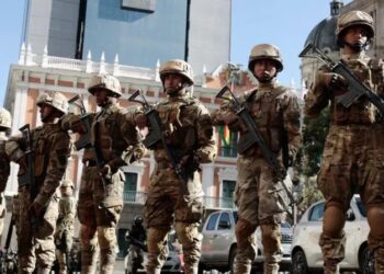 Militares montam guarda na Plaza Murillo, localizada na capital da Bolívia, La Paz (Fonte: Reprodução/Getty Images)