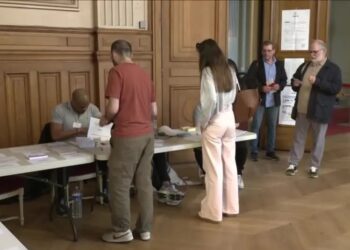 Franceses votando (Fonte: Reprodução/Reuters)