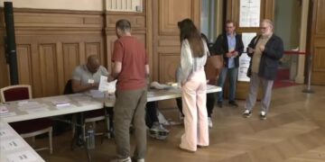 Franceses votando (Fonte: Reprodução/Reuters)