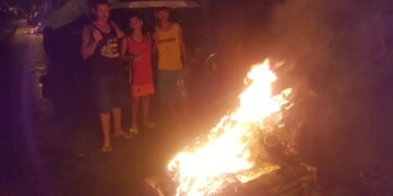 Pessoas próximas ao fogo (Fonte: Reprodução/Agência Brasil)