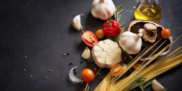 Imagem de temperos e alimentos e um vidro de azeite. (Fonte: Reprodução/Flickr)