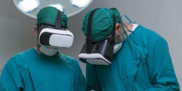 Uso de óculos de realidade mista em cirurgia (Fonteo: Reprodução/Getty Images)