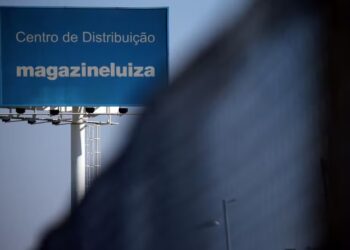 Logo do Magazine Luiza em centro de distribuição da empresa (Fonte: Reprodução/Reuters)