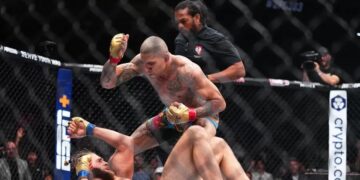 Alex Poatan golpeia Jiri Prochazka durante vitória em luta no UFC 303 (Fonte: Reprodução/Getty Images)