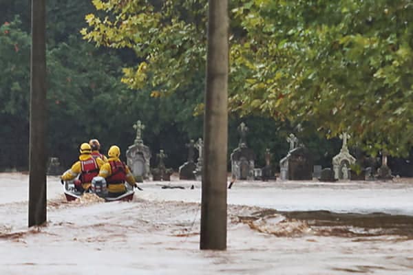 imagem de uma cidade inundada pelas chuvas para falar do auxílio reconstrução.