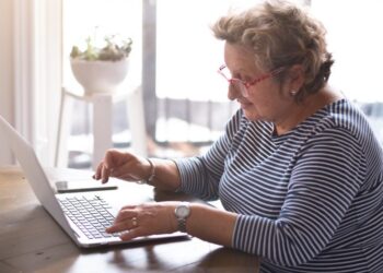 imagem de uma aposentada para falar da revisão da vida toda