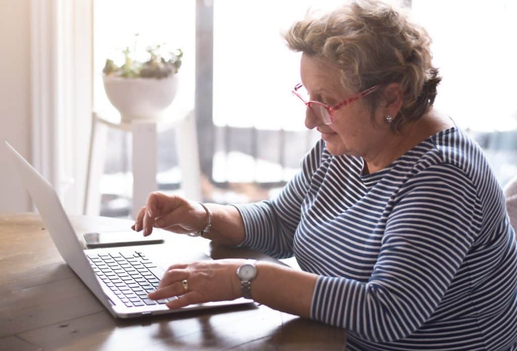 imagem de uma senhora lendo no notebook  sobre a decisão do STF