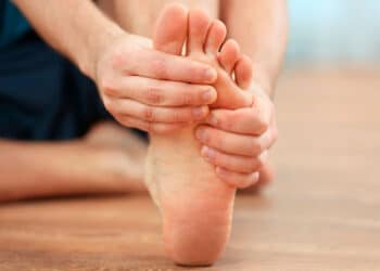 imagem de uma pessoa com o dedo do pé machucado para falar do auxílio-acidente