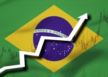 imagem da bandeira do brasil com seta subiindo para falar da Taxa Selic