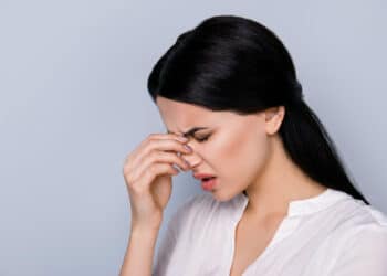 imagem de uma pessoa com enxaqueca e que precisa do auxílio-doença do INSS