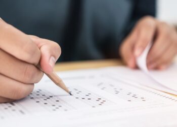 imagem de uma pessoa fazendo prova para falar do Enem 2024