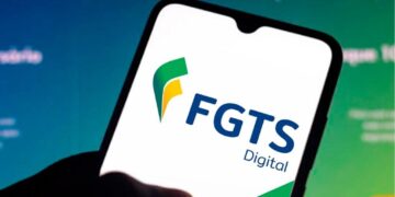 imagem de uma pessoa mostrando o celular e o app do FGTS