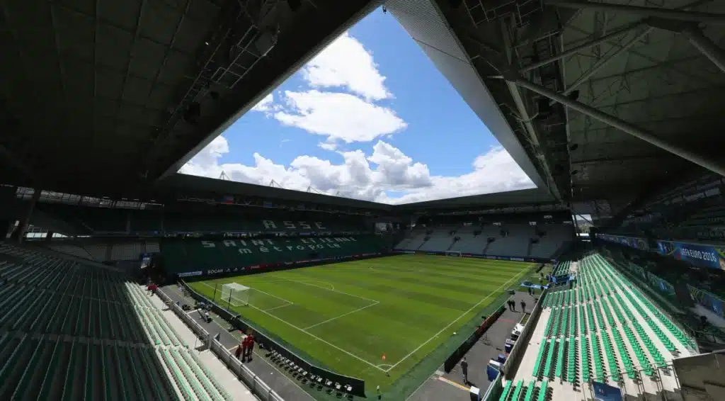 Estádio Geoffroy-Guichard, em Saint-Ettiene, receberá o futebol na OlimpíadaSimon Hofmann - UEFA/UEFA via Getty Images