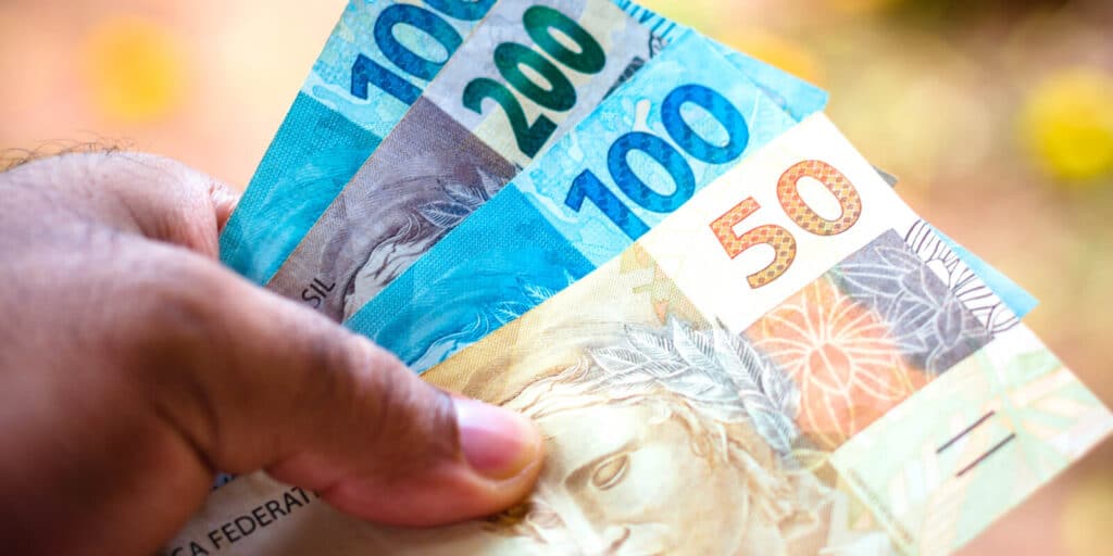 imagem de uma pessoa recebendo o pagamento dos benefícios do inss